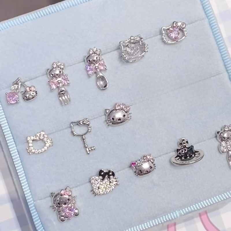Travel Accessories Gifts For Women - คาวาอิ เฮลโล คิตตี้ ของตกแต่งน่ารัก การ์ตูนแฟชั่น อุปกรณ์เสริมอเนกประสงค์