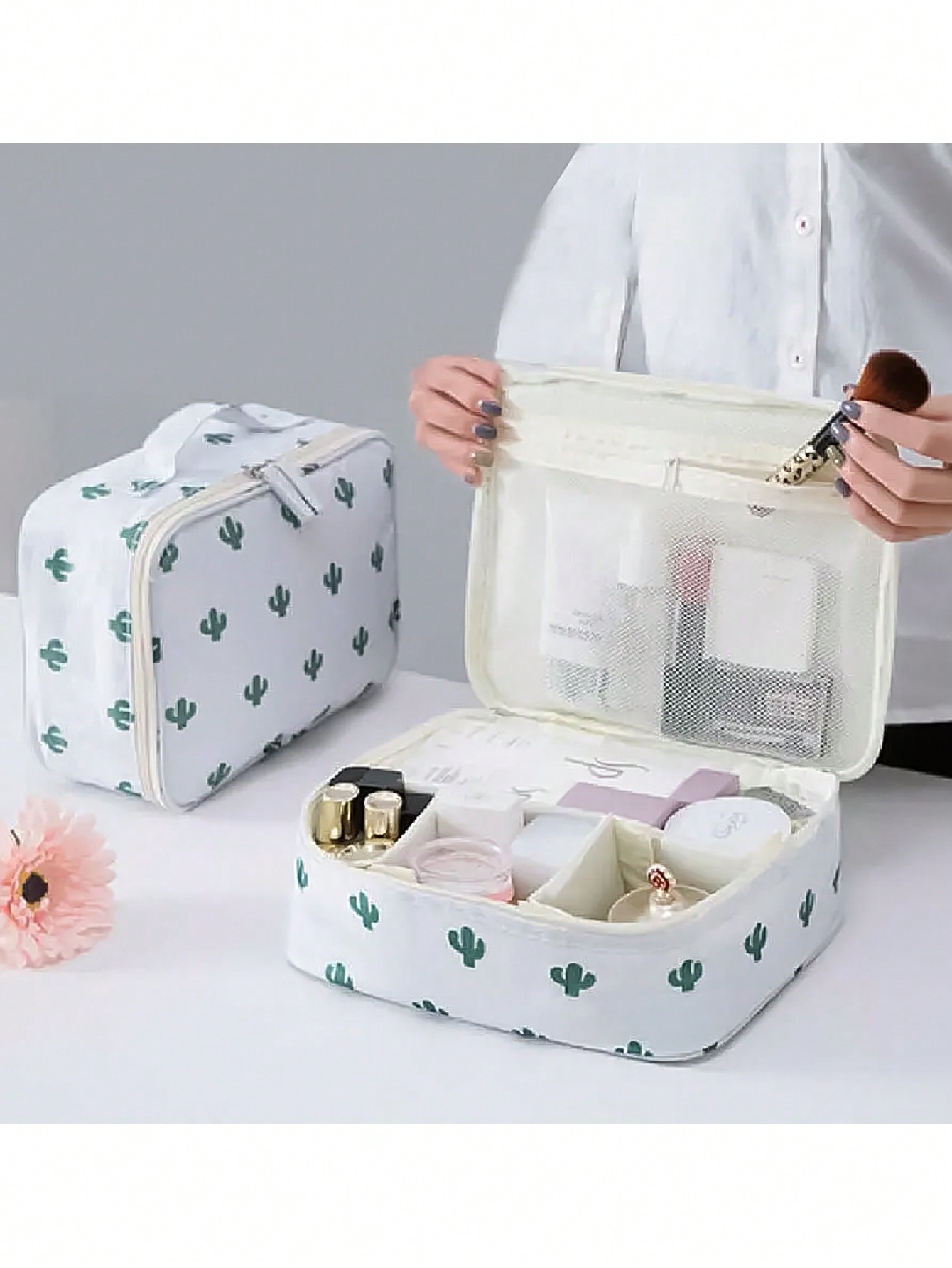Travel Z - กระเป๋าเครื่องสำอางกันน้ำลายกระบองเพชร 1 ชิ้น แบบพกพาสำหรับจัดเก็บเครื่องสำอางและอุปกรณ์อาบน้ำ