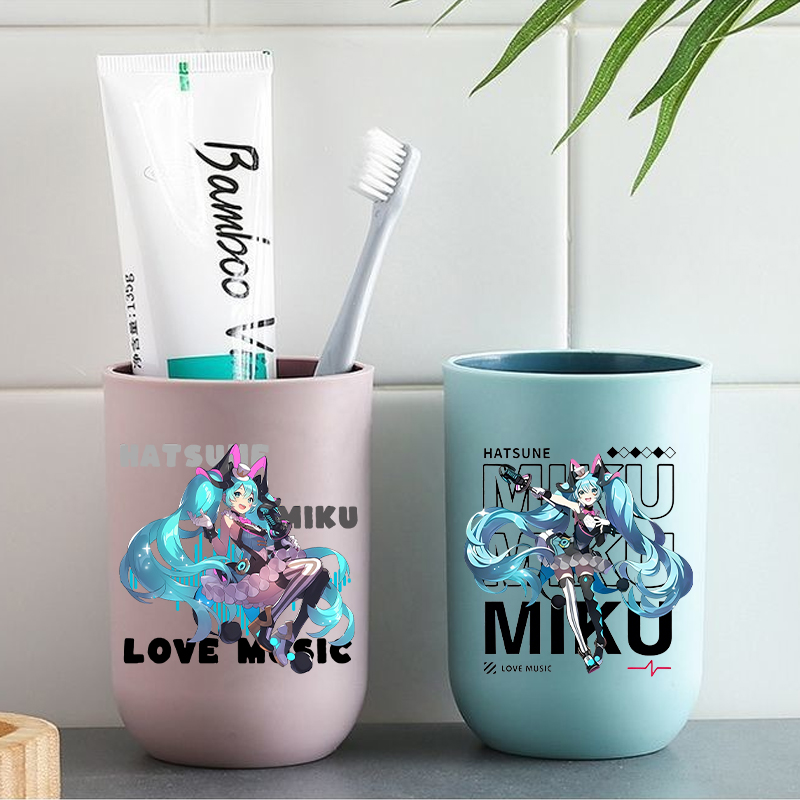 Travel Accessories Best - แก้วแปรงสีฟันฮัตสึเนะ มิกุ น่ารักสำหรับสาวๆ นักร้องเสมือนจริง แก้วบ้วนปาก ของใช้ในห้องน้ำสำหรับผู้หญิง