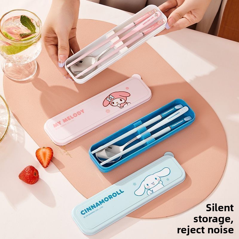 Travel Accessories Gifts For Women - ชุดช้อนส้อมพกพาลายการ์ตูนน่ารักสไตล์คาวาอี้ ทำจากสแตนเลส เหมาะสำหรับการเดินทาง เป็นของขวัญสำหรับผู้หญิง วัยรุ่น และแฟนคลับ